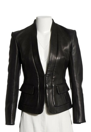 Blazer en cuir noir ajusté avec épaules structurées, poches à rabat et un profond décolleté en V sur un buste de mannequin blanc.