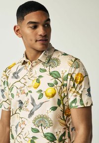 Next STANDARD - Polotričko - neutral floral