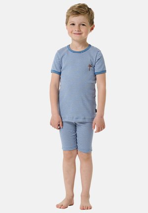 Set di pigiama per bambini a righe blu e bianche, con una maglietta a maniche corte e pantaloni corti coordinati. Presenta un piccolo dettaglio marrone sulla maglietta.
