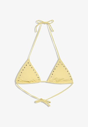 Geel driehoekig bikinibovenstuk met zilveren oogjes en dunne bandjes die aan de nek en rug zijn vastgebonden, op een witte achtergrond.
