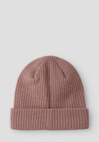 Adīta cepure mīkstā mauve krāsā; ar saliektu piedurkni un vertikāli ribotu tekstūru, kas saplākšņo līdz noapaļotai augšai.