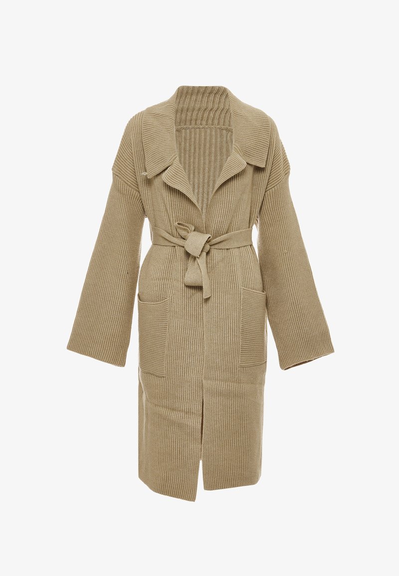 Beige geribbelde gebreide jas met een brede kraag, lange mouwen en een strikceintuur. Bevat twee vozakken en heeft een middenlengte.