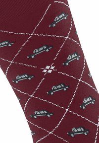 Bordowa skarpeta z powtarzającym się wzorem małych szarych samochodów wytłoczonych białymi diamentami i akcentami haftu krzyżykowego. Miękka faktura materiału.