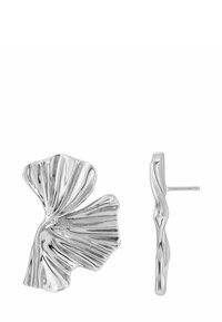 Sølvøreringer med et teksturert ginkgo-bladdesign med polert finish, kombinert med en glatt post for sikker bæring.