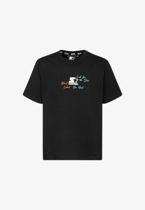 T-shirt nera a maniche corte con testo multicolore e logo a stella bianca con la scritta "Look for the Star, Black Label, New York."