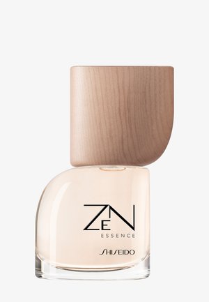 Botella de perfume de vidrio con líquido beige claro, texto negro "ZEN ESSENCE SHISEIDO" y una tapa grande curva de madera en la parte superior.
