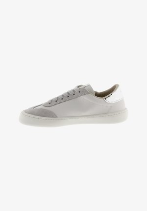 Grijze suede en leren sneaker met platte witte rubberen zool, ronde neus en vetersluiting. Voorzien van een witte hielaccent.