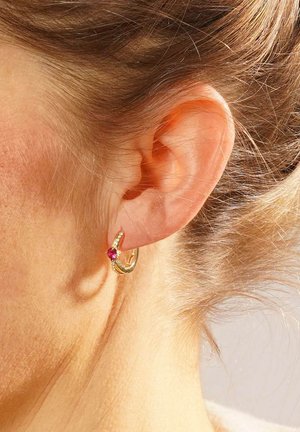 Goldohrringe mit strukturiertem Design, die mit einem kleinen rosa Edelstein akzentuiert sind und eine kreisförmige Form zeigen.