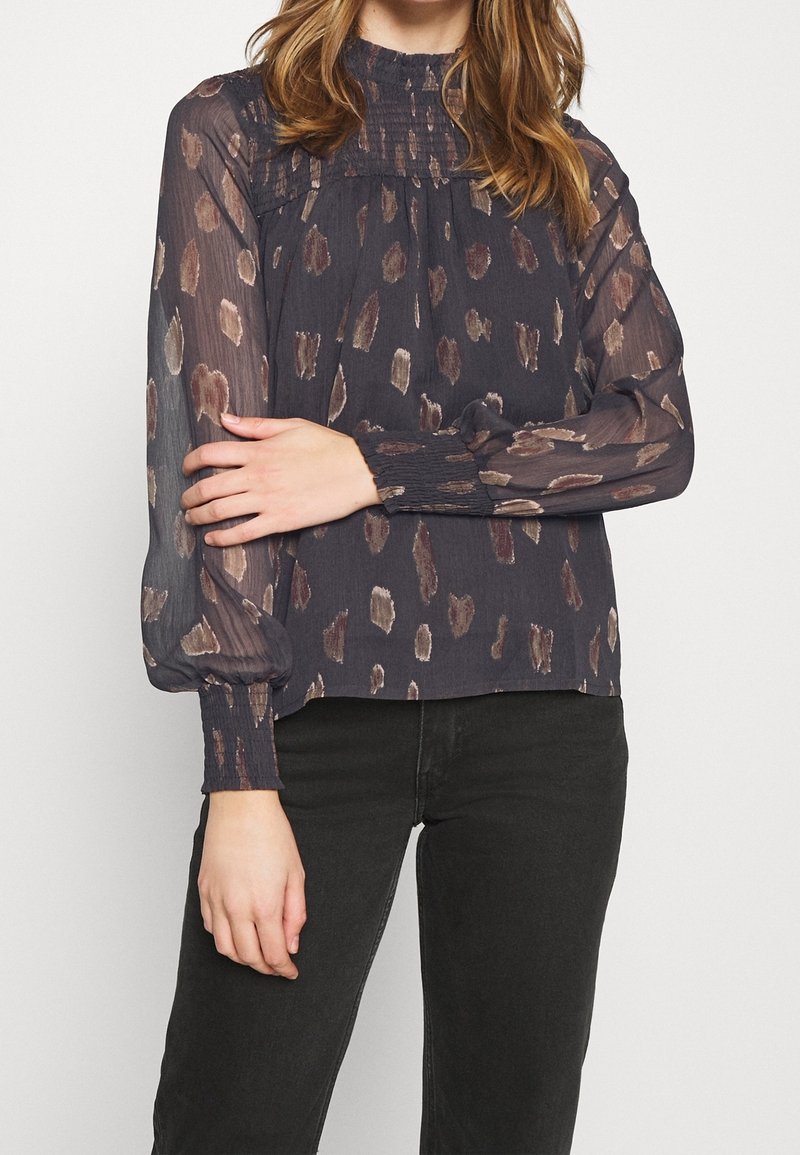 Blusa blu scuro con vestibilità ampia, caratterizzata da un motivo testurizzato in crema e malva, maniche lunghe trasparenti e polsini smock.