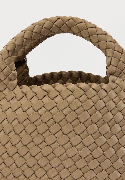 Πλεκτή τσάντα από τεχνητό υλικό σε καφέ απόχρωση με στρογγυλεμένη λαβή. Διαθέτει υφή με πλεκτό μοτίβο, που προσδίδει διακριτική γυαλάδα.