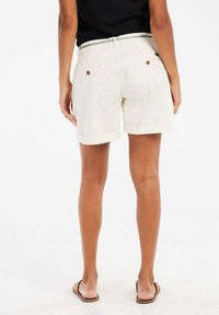 Beige katoenen shorts met opgerolde zomen, twee achterzakken en een contrasterende tailleband. Het ontwerp is ontspannen en op comfort gericht.