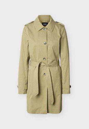 Gabardina beige hasta la rodilla con botones al frente, cinturón anudado en la cintura, hombreras y mangas largas.