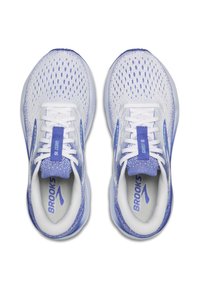 Witte en lichtpaarse sportchoenen met ademende mesh bovenkant, ronde neus, veters en een gevoerde zool. Inclusief "Brooks" merknaam en modelnaam.