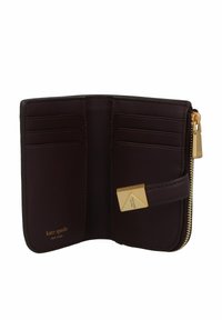 Portefeuille en cuir bordeaux foncé avec fermeture éclair, quincaillerie dorée, plusieurs emplacements pour cartes et un accent triangulaire. Présente un logo de marque embossé.