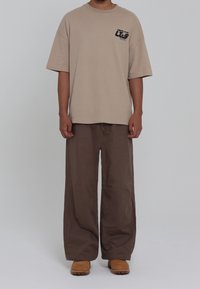 LOW LIGHTS STUDIOS® Tygbyxor - brown