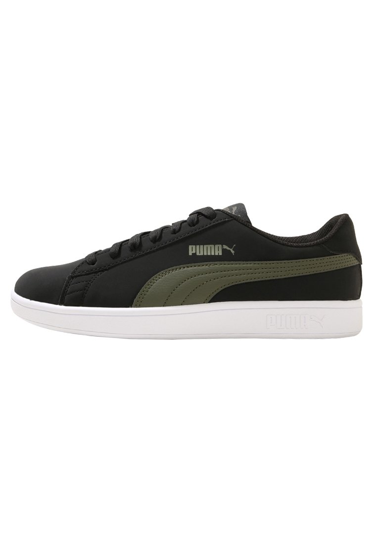 Zapatillas sintéticas negras con detalles en verde oliva, suela de goma blanca, punta redonda y diseño con cordones que presenta el logotipo de Puma en el lateral.