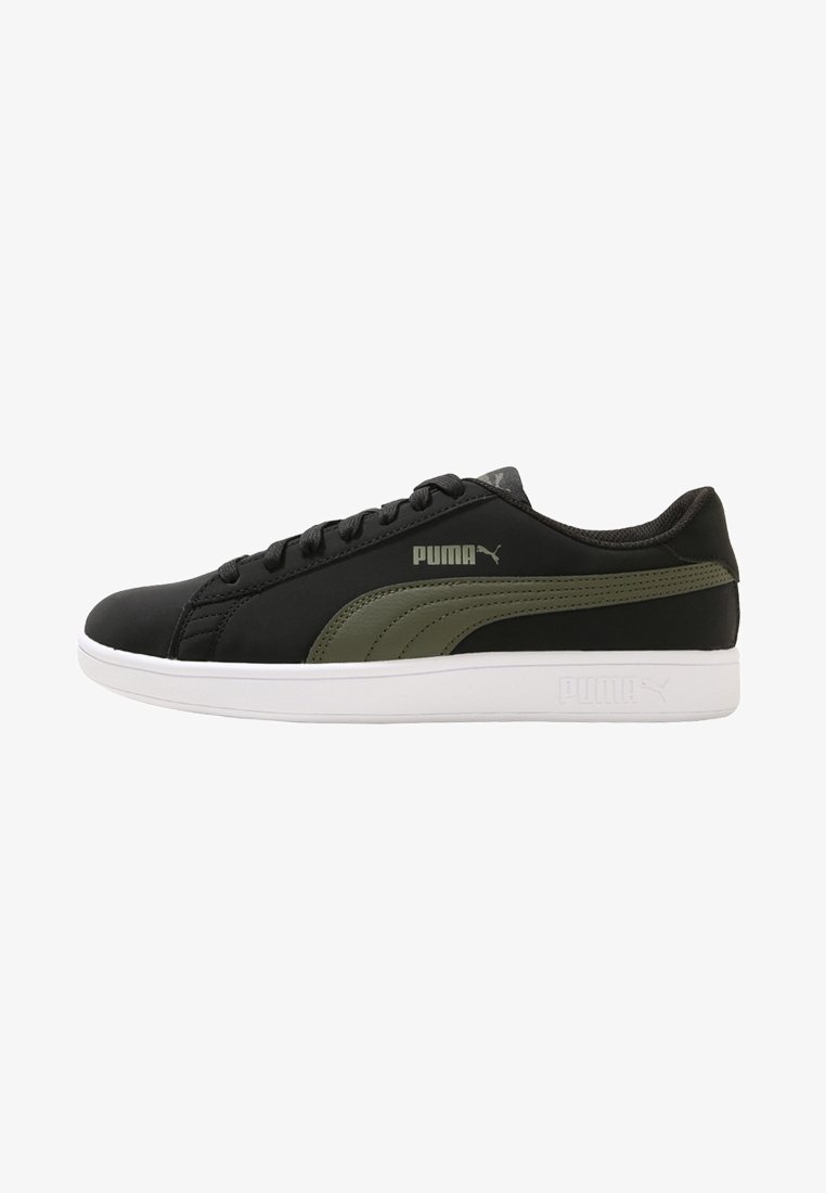 Sneaker sintetiche nere con accenti verde oliva, suola in gomma bianca, punta rotonda e design con lacci, con logo Puma sul lato.