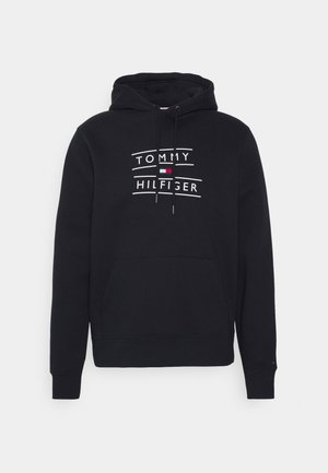 Zwarte hoodie van een katoenmix, met een voorzak, een capuchon met trekkoord en een wit "TOMMY HILFIGER" logo met gekleurde accenten.