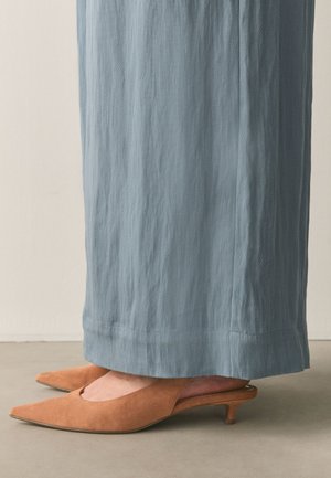 Next, REGULAR FIT - FOREVER COMFORT POINT TOE SLINGBACK LOW - Pumps - sand