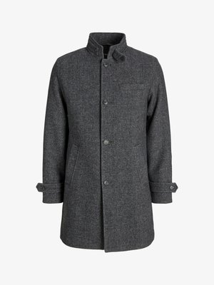 Czarny, wełniany płaszcz w wzór jodełki, z wysokim kołnierzem, z przodu zapinany na guziki oraz z bocznymi kieszeniami, z regulowanymi mankietami.