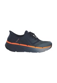Scarpe sportive blu navy con tomaia in rete traspirante, accenti arancioni, intersuola imbottita e suola in gomma testurizzata per una migliore aderenza.