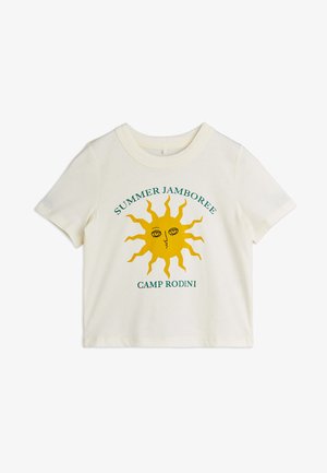 Kremfarget t-skjorte med kort erm, med en gul solgrafikk med armer og øyne, og grønn tekst som sier "SUMMER JAMBOREE CAMP RODINI."