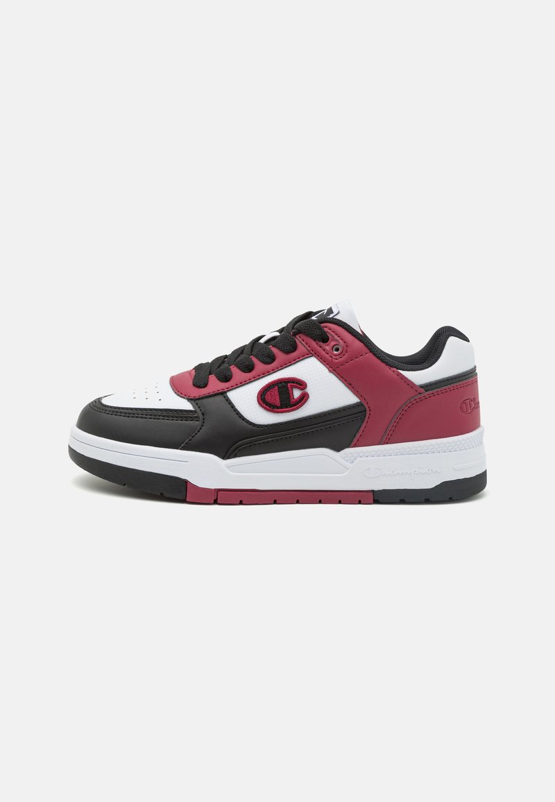 Sneaker pentru bărbați, cu un amestec de piele albă, neagră și burgundă. Designul include o vârf perforat, guler căptușit și o etichetă cu logo pe lateral.