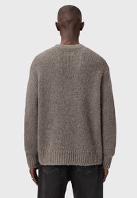 Πλεκτό γκρι πουλόβερ με χαλαρή εφαρμογή, ριμπ τελείωμα και στρογγυλή λαιμόκοψη. Το ύφασμα φαίνεται χοντρό και μαλακό με μια ζεστή εμφάνιση.