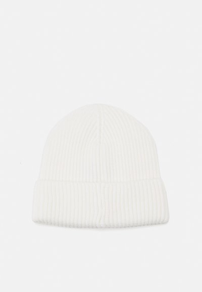 Biała, żeberkowana czapka beanie z podwiniętym mankietem, wykonana z miękkiego materiału dzianinowego, z pionowymi paskami dla tekstury i ciepła.