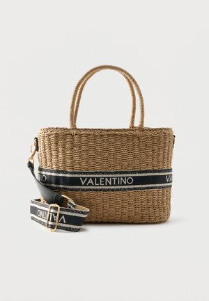 Rektangulær håndvevd stråhåndveske med to håndtak og avtagbar svart og hvit skulderrem med Valentino-merking mot hvit bakgrunn.