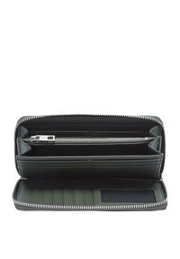 Portfel na zamek z ciemnozielonej skóry, z wieloma miejscami na karty, kieszenią na zamek i gładką fakturą. Wyposażony w srebrne okucia.