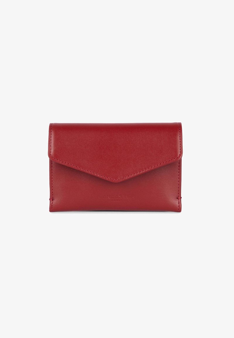 Portefeuille en cuir rouge avec un rabat triangulaire, texture lisse et logo en relief à l'avant. Forme compacte et rectangulaire.