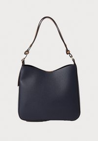 Borsa a spalla in pelle di un blu navy con una texture liscia, parte superiore curva e accenti di cinturino marrone a contrasto. Presenta dettagli in metallo dorato.