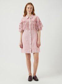 Vestito di jeans rosa con colletto e maniche corte frangiate. Presenta una chiusura con bottoni e una linea dritta, abbinato a mocassini scuri.