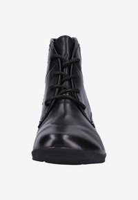 Schwarze Leder-Ankle Boots mit einer glatten Oberfläche, ausgestattet mit einer Schnürung auf der Vorderseite und einem seitlichen Reißverschluss, gestaltet mit einer runden Zehenform und minimalistischen Akzenten.