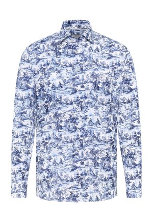 Weißes Langarmhemd mit Knopfleiste und detailliertem blauen Toile-de-Jouy-Muster, das Menschen, Bäume, Boote und Gebäude zeigt.