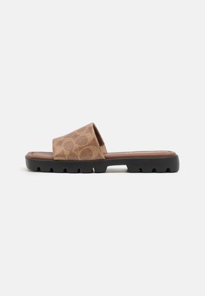 Sandal de slide castanho com padrão, com um upper texturizado, sola de borracha preta plana e design de bico aberto. Construção robusta e estilo casual.