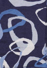 Sciarpa blu navy con un motivo vorticoso in tonalità di blu chiaro, blu scuro e bianco, realizzata in un tessuto morbido e testurizzato con bordi sfilacciati.