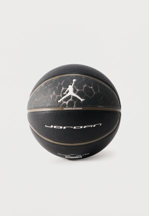 Črni Jordan košarkarski žog s teksturirano površino, z zlatimi črtami in belim Logotipom Jumpman, zasnovan za notranjo in zunanjo uporabo.