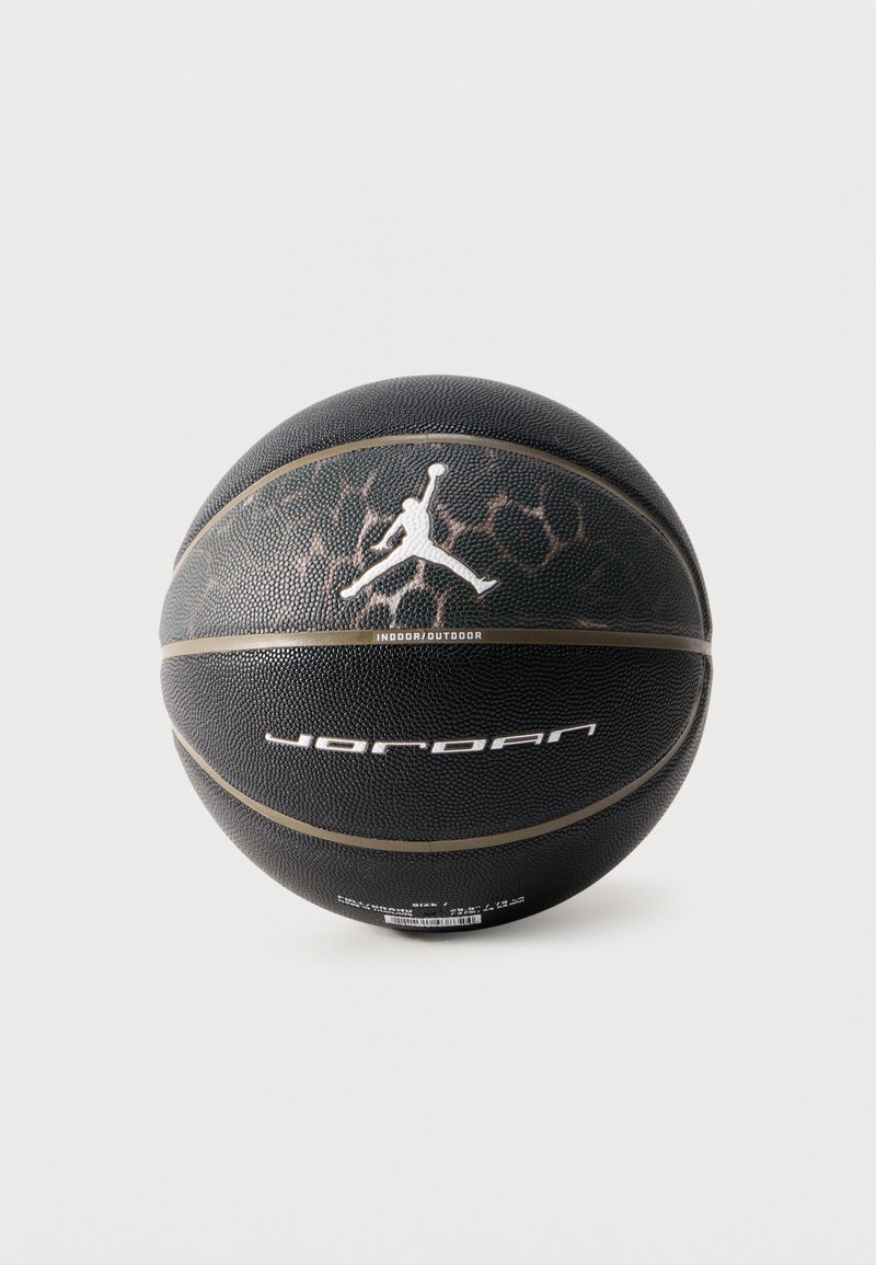 Μαύρη μπάλα μπάσκετ Jordan με υφή στην επιφάνεια, χρυσές γραμμές και λευκό λογότυπο Jumpman, σχεδιασμένη για χρήση σε εσωτερικούς και εξωτερικούς χώρους.