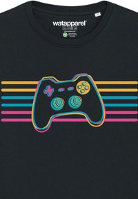 Zwarte katoenen T-shirt met een grafische afbeelding van een gamecontroller, omrand met levendige roze, blauwe en gele lijnen tegen de stof.