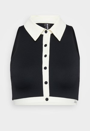 Schwarzes Cropped Top mit strukturierter Oberfläche, ausgestattet mit einem weißen Kragen, Knopfverschluss und weißen Saumakzenten. Keine Ärmel, modernes Design.