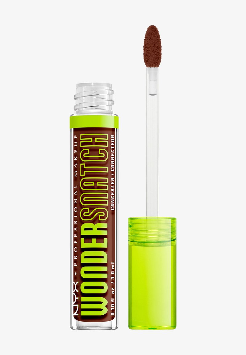 Tube de correcteur NYX Wonderswatch avec bouchon vert citron retiré, montrant la baguette applicatrice avec un produit marron à l’extrémité.