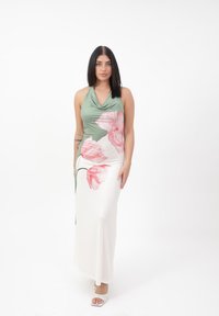 Halterneck-Maxikleid in Grün und Weiß mit rosa Blumenmustern. Aus glattem Stoff gefertigt; verfügt über einen drapierten Ausschnitt und eine fließende Silhouette.
