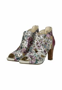 Des chaussures à talons ouverts avec des découpes florales, majoritairement argentées avec des accents violets et verts, dotées d'un talon en bois empilé.