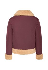 Burgundská péřová bunda s límcem a manžetami z béžového umělého kožešiny. Má zkrácený design s hladkým povrchem a bezšvovým šitím.