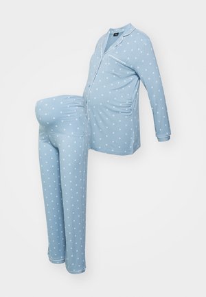 Completo pigiama da maternità azzurro chiaro con pois bianchi, composto da una maglia con bottoni e pantaloni con cintura elastica, realizzato in tessuto morbido.