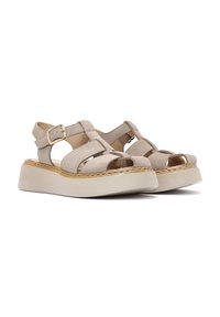 Sandali in suede beige con punta aperta, cinturini incrociati e chiusura con fibbia. Presentano una spessa suola piattaforma bianca.
