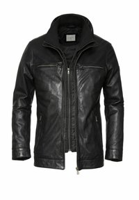 Chaqueta de cuero negra con cremallera frontal, cuello acanalado y dos bolsillos en el pecho con cremallera. Textura suave y diseño ajustado.