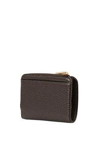 Portafoglio in pelle marrone scuro, con superficie lavorata, chiusura a zip e scomparti per carte. Forma rettangolare compatta con cuciture resistenti.